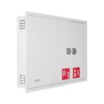 جعبه آتش نشانی دو کابین افقی با بدنه سفید رنگ، نصب‌شده به‌صورت توکار در راهروی بیمارستان